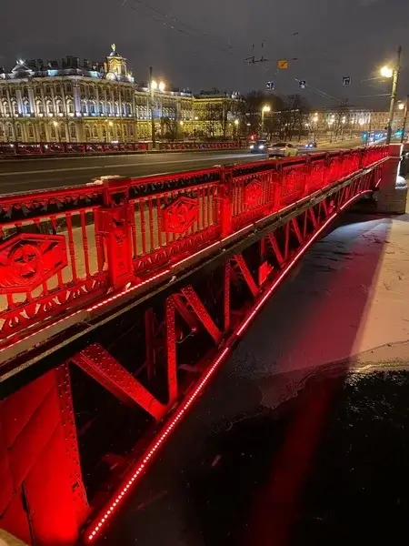 Красная подсветка Дворцового моста в честь празднования китайского Нового года